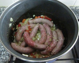 Foto del paso 5 de la receta: Arroz blanco con salchichas en salsa de tomate