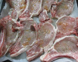Foto del paso 1 de la receta: Costeletas de cerdo con zumo de tomate