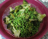 Foto del paso 2 de la receta: Ensalada de brócoli, guisantes y maíz dulce