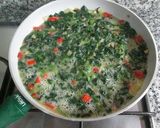 Foto del paso 2 de la receta: Tortilla de brotes de espinacas salteados