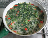 Foto del paso 2 de la receta: Tortilla de brotes de espinacas salteados