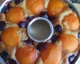 Foto del paso 4 de la receta: Bizcocho de yogur con albaricoques y cerezas