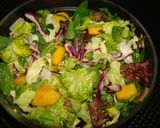 Foto del paso 2 de la receta: Ensalada con nueces, melocotón y virutas de queso