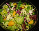 Foto del paso 2 de la receta: Ensalada con nueces, melocotón y virutas de queso