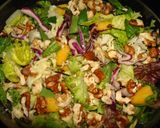 Foto del paso 3 de la receta: Ensalada con nueces, melocotón y virutas de queso
