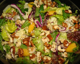 Foto del paso 3 de la receta: Ensalada con nueces, melocotón y virutas de queso