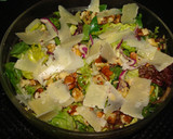 Foto del paso 4 de la receta: Ensalada con nueces, melocotón y virutas de queso