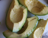 Foto del paso 1 de la receta: Ensalada de aguacate con salmón y rúcula