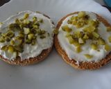 Foto del paso 3 de la receta: Tosta de encurtidos y queso