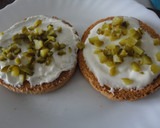 Foto del paso 3 de la receta: Tosta de encurtidos y queso