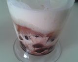 Foto del paso 2 de la receta: Helado cremoso de cerezas con nata y chocolate