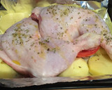 Foto del paso 3 de la receta: Muslos de pollos con papas al horno