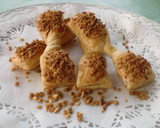 Foto del paso 4 de la receta: Lacitos de hojaldre con almendra crocanti
