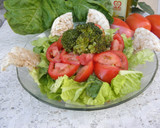 Foto del paso 3 de la receta: Ensalada saludable acompañada por galletas de arroz