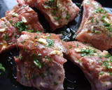 Foto del paso 5 de la receta: Costillas de cerdo asadas al ajo y perejil