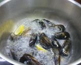 Foto del paso 1 de la receta: Ensaladilla de marisco con lechuga