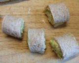 Foto del paso 6 de la receta: Arrolladitos de atún con lechuga y mayonesa