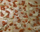 Foto del paso 2 de la receta: Huevos fritos con chorizo en pizza