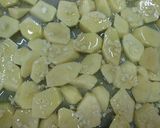 Foto del paso 1 de la receta: Patatas asadas con ajos picaditos