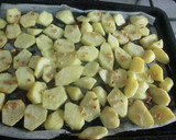 Foto del paso 2 de la receta: Patatas asadas con ajos picaditos
