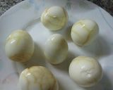Foto del paso 2 de la receta: Huevos marmolados rellenos de carne