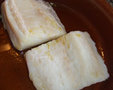 Foto del paso 3 de la receta: Bacalao al pil pil con crema de pimiento rojo