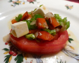 Foto del paso 1 de la receta: Ensalada de tomates con pimientos y queso
