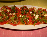 Foto del paso 3 de la receta: Ensalada de tomates con pimientos y queso