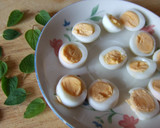 Foto del paso 3 de la receta: Canapés de sobrasada con huevo de codorniz y orégano