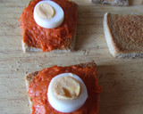 Foto del paso 6 de la receta: Canapés de sobrasada con huevo de codorniz y orégano