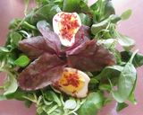 Foto del paso 1 de la receta: Ensalada de brotes y huevos con sal de jamón serrano