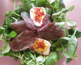 Foto del paso 1 de la receta: Ensalada de brotes y huevos con sal de jamón serrano