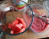Foto del paso 1 de la receta: Smoothie de sandía, helado de fresa y arándanos rojos