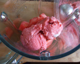 Foto del paso 2 de la receta: Smoothie de sandía, helado de fresa y arándanos rojos