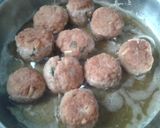 Foto del paso 1 de la receta: Albóndigas con pimientos rojos en salsa picante con pasta