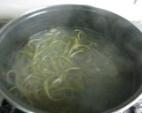 Foto del paso 2 de la receta: Fideos de espinacas con verduritas y jamón