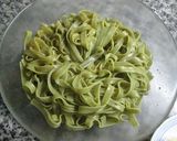 Foto del paso 3 de la receta: Fideos de espinacas con verduritas y jamón