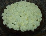 Foto del paso 11 de la receta: Torta brownie en microondas con dulce de leche y crema