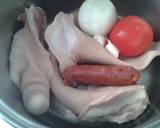 Foto del paso 2 de la receta Olla de oreja y rabos de cerdo salados con judías rojas