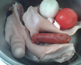 Foto del paso 2 de la receta: Olla de oreja y rabos de cerdo salados con judías rojas