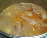 Foto del paso 5 de la receta: Olla de oreja y rabos de cerdo salados con judías rojas