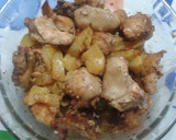 Foto del paso 3 de la receta: Pollo y patatas fritas en adobo fresco al horno