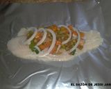 Foto del paso 2 de la receta: Filete de mojarra empapelado con verduras y salsa mexicana al ajo