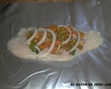Foto del paso 2 de la receta: Filete de mojarra empapelado con verduras y salsa mexicana al ajo