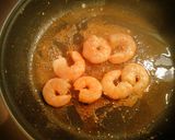 Foto del paso 3 de la receta: Lechuga baby con langostinos al ajillo y pimientos asados