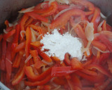 Foto del paso 2 de la receta: Huevos duros con guisantes y pimientos