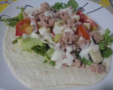 Foto del paso 1 de la receta: Rollo de tortilla de trigo con ensalada, atún y queso