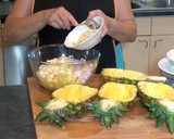 Foto del paso 3 de la receta: Góndola de piña con cóctel de mariscos