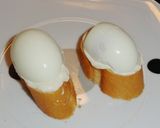 Foto del paso 3 de la receta: Montaditos de huevo con mayonesa, anchoas y aceitunas