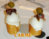 Foto del paso 4 de la receta: Montaditos de huevo con mayonesa, anchoas y aceitunas